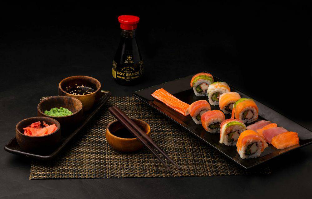 ilustrasi sushi, kecap shoyu, wasabi dan acar jahe
