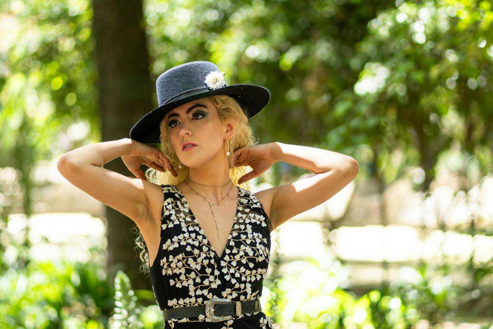 ilustrasi aksesori boater hat (pexels.com/Israyosoy S.)