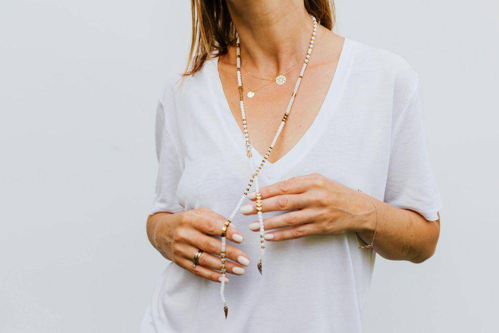 ilustrasi aksesori kalung bohemian (pexels.com/Photo By: Kaboompics.com)