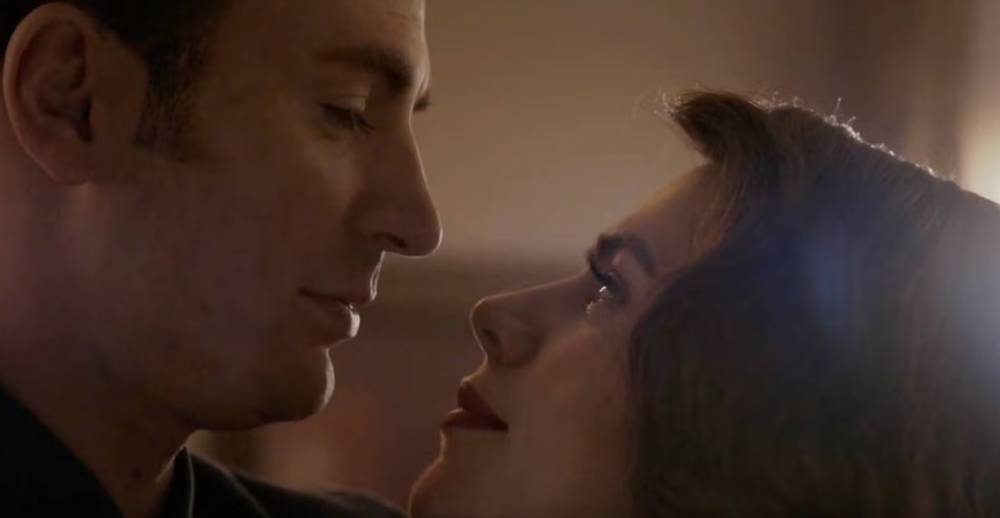 Steve Rogers sedang berdansa dengan Peggy Carter (dok. Marvel Studios/Avengers: Endgame)