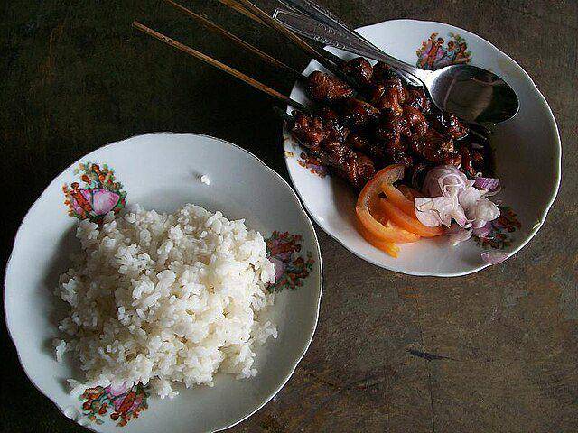 ilustrasi sate plecing dan nasi (commons.wikimedia.org/Orangescale Studio)