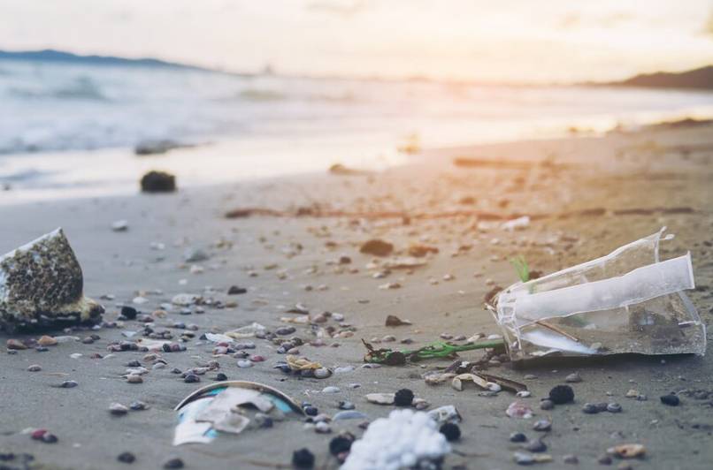 ilustrasi plastik (freepik.com/jcomp)