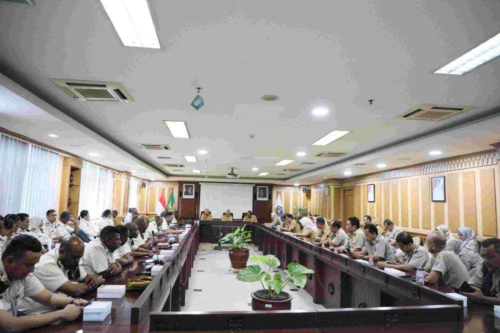 Asisten Pemerintah Kota Jakarta Selatan, Muhklisin, menyambut baik kedatangan para kepala distrik (jakarta.go.id)