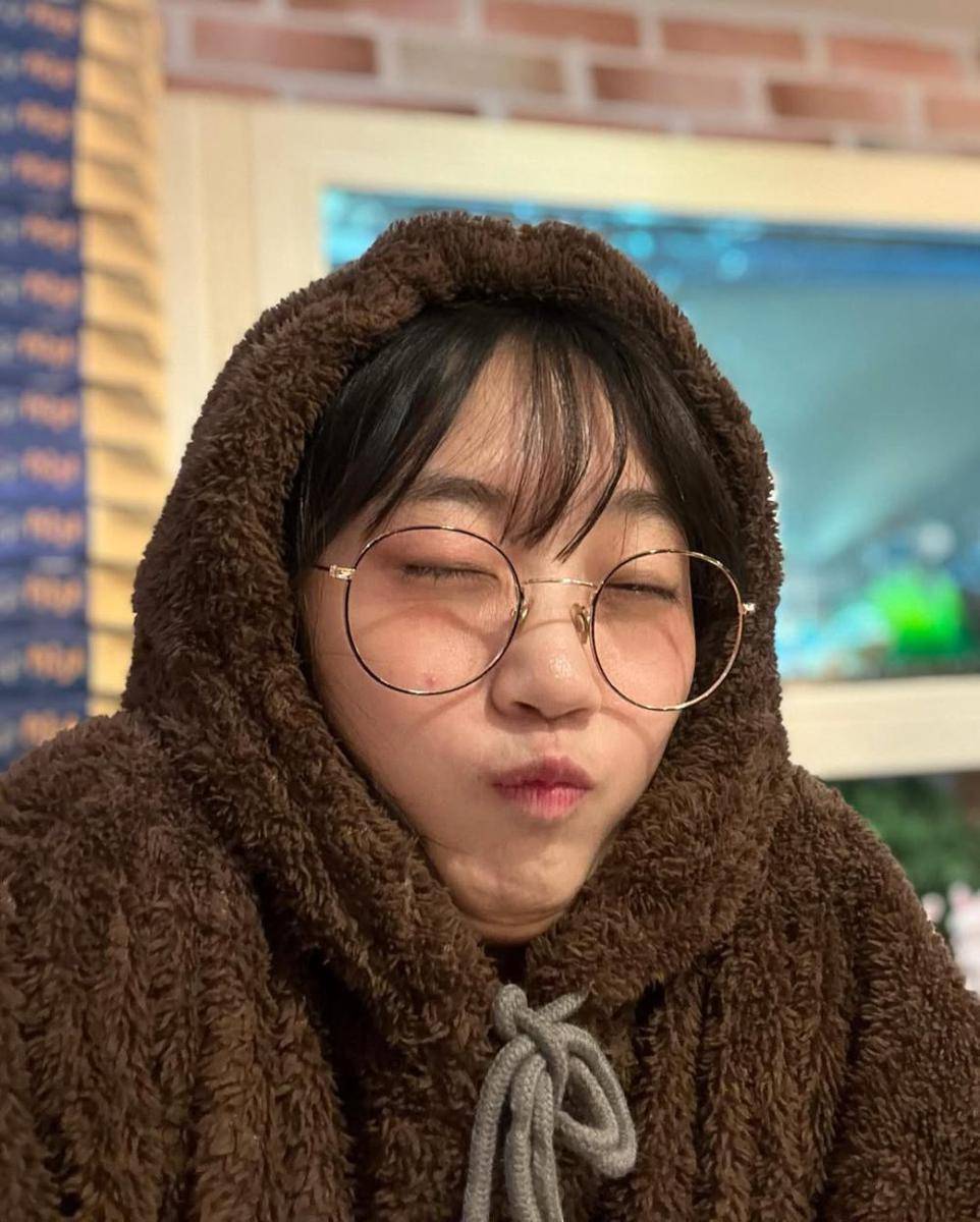Oh Woo Ri (instagram.com/wee_woori)