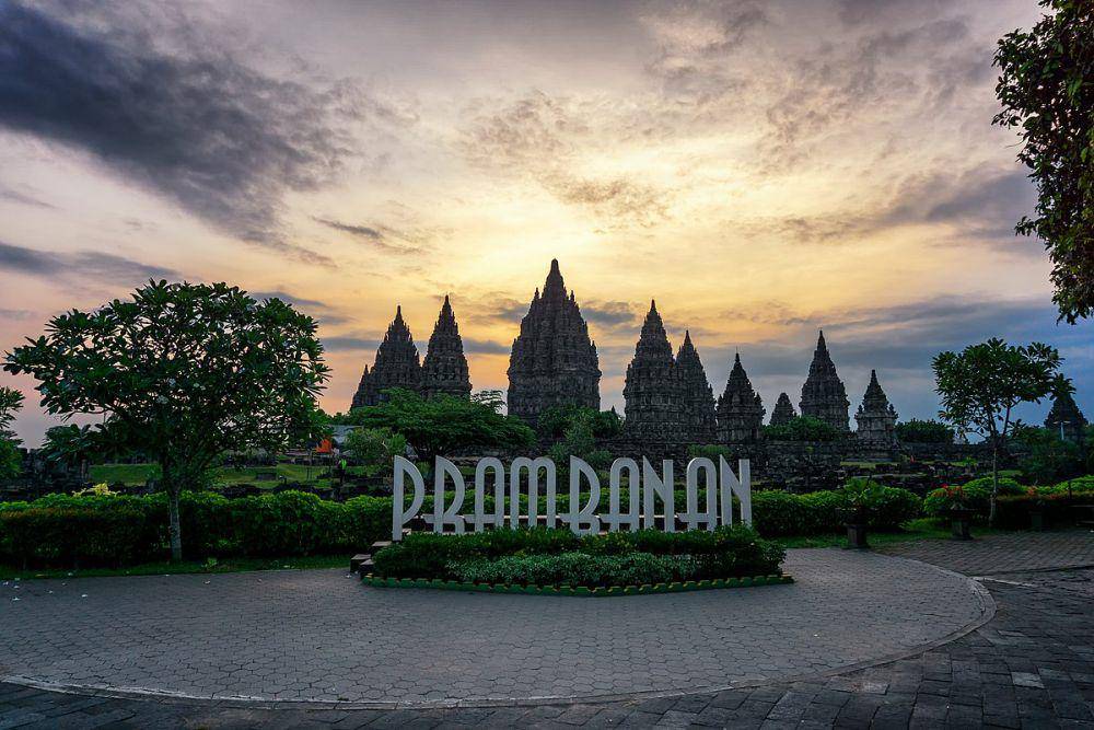 Sunset di Candi Prambanan (Wikimedia.org/wiki/File:Sunset_Di_Candi_Prambanan)