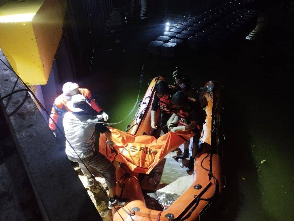 Tim SAR mengevakuasi jasad Suparin, lansia yang lompat ke Sungai Ampal pada Jumat (11/4/2025) malam kemarin. (Dok. Kantor SAR Balikpapan)