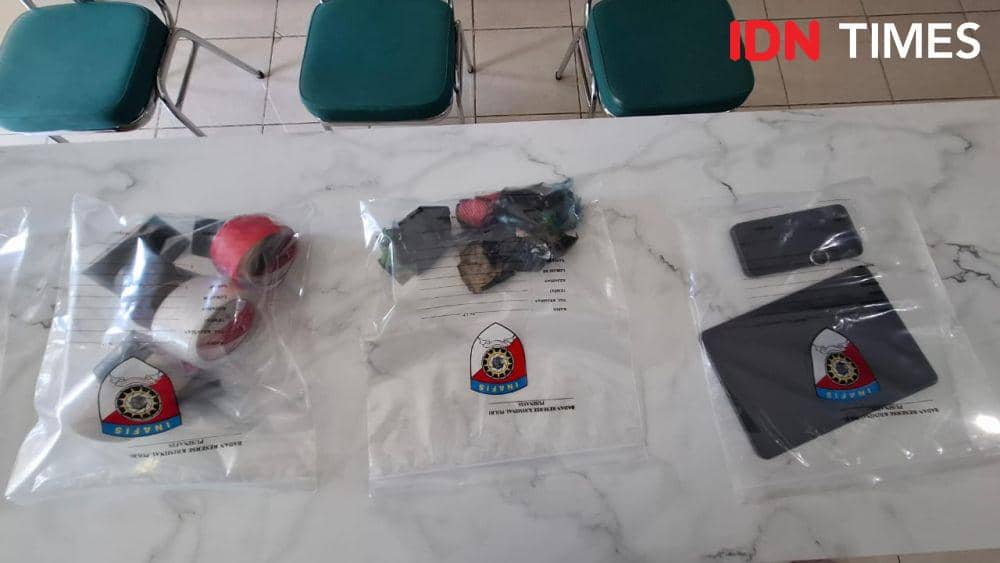 Sejumlah barang bukti terkait pelaku penculikan dan pelecehan seksual terhadap anak perempuan 11 tahun di Makassar, (IDN Times/Darsil Yahya)