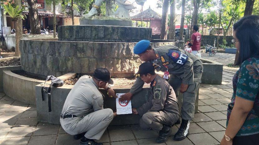 Kawasan Tanpa Rokok di Tabanan Ada yang Tidak Ditempeli Stiker