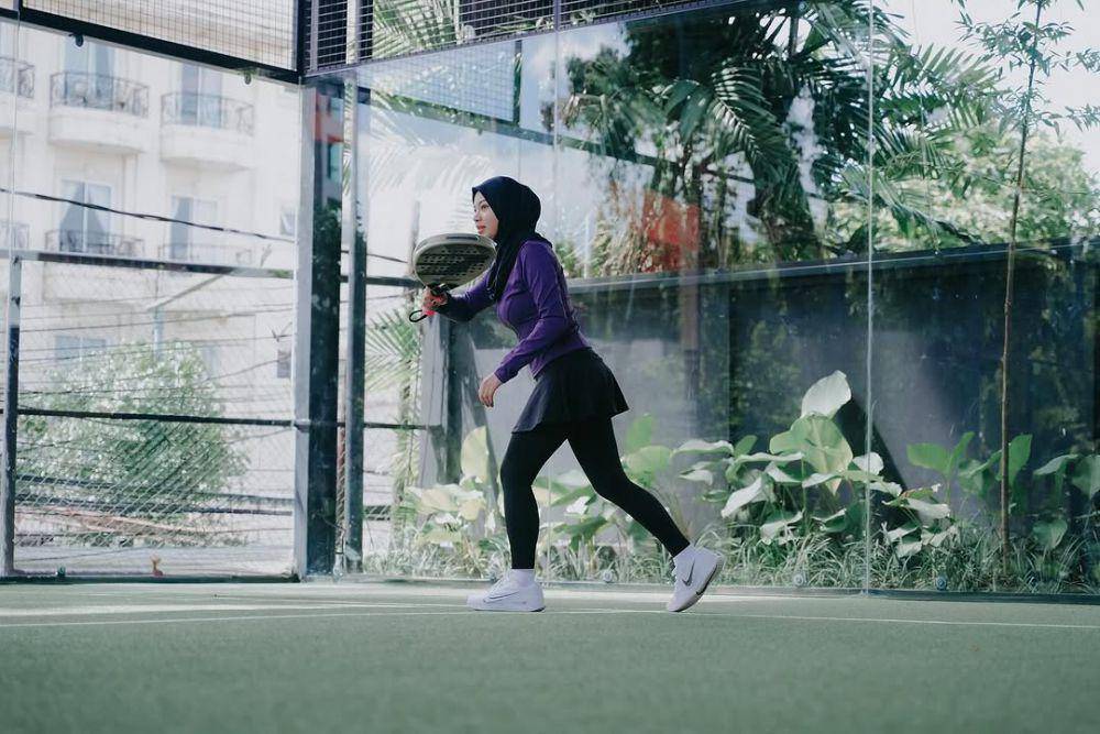 Aurel main padel (instagram.com/aurelie.hermansyah)