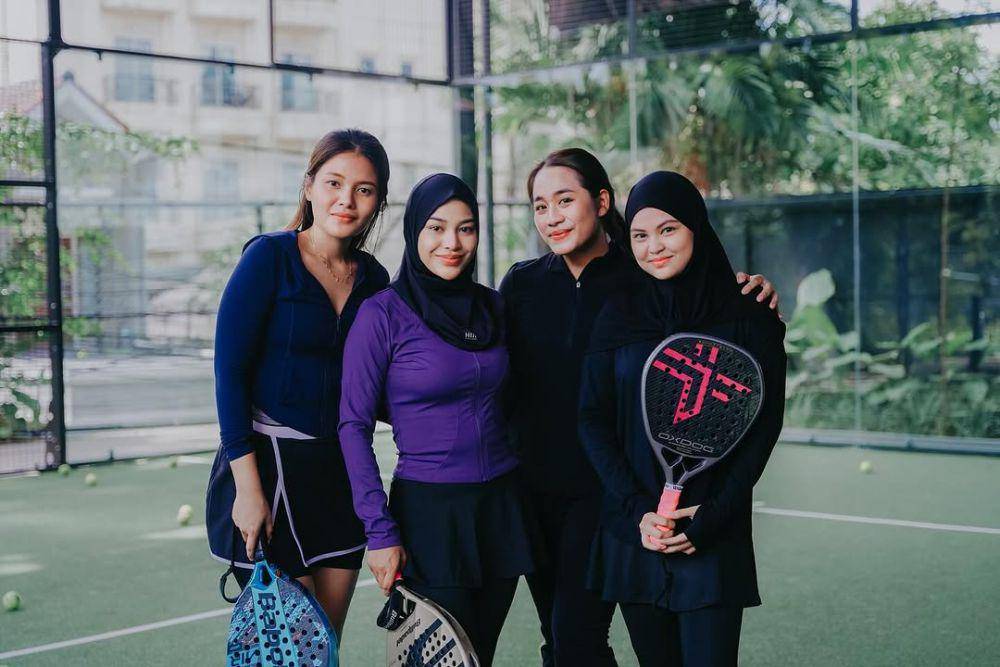 Aurel main padel (instagram.com/aurelie.hermansyah)