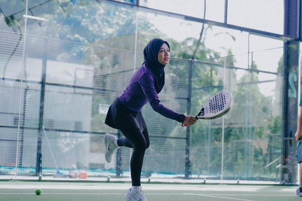 Aurel main padel (instagram.com/aurelie.hermansyah)