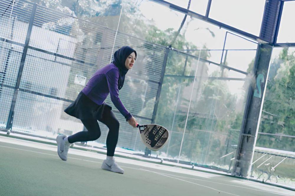 Aurel main padel (instagram.com/aurelie.hermansyah)
