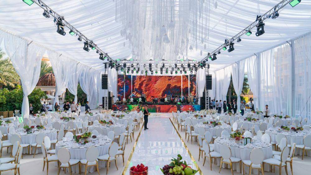 dekorasi pernikahan serba putih (pexels.com/Bait Al Nokhada for Tents & Fabric )
