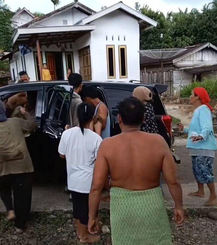 Warga mengevakuasi korban tersambar petir di Musi Rawas. (Dok. Istimewa)