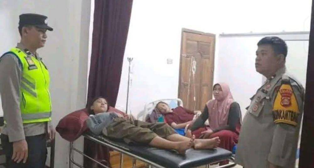 Warga mengevakuasi korban tersambar petir di Musi Rawas. (Dok. Istimewa)