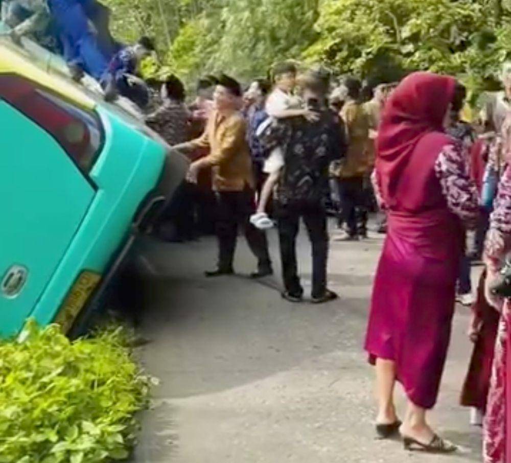 Bus rombongan pengantin terperosok di PALI. (Dok. Potongan video)