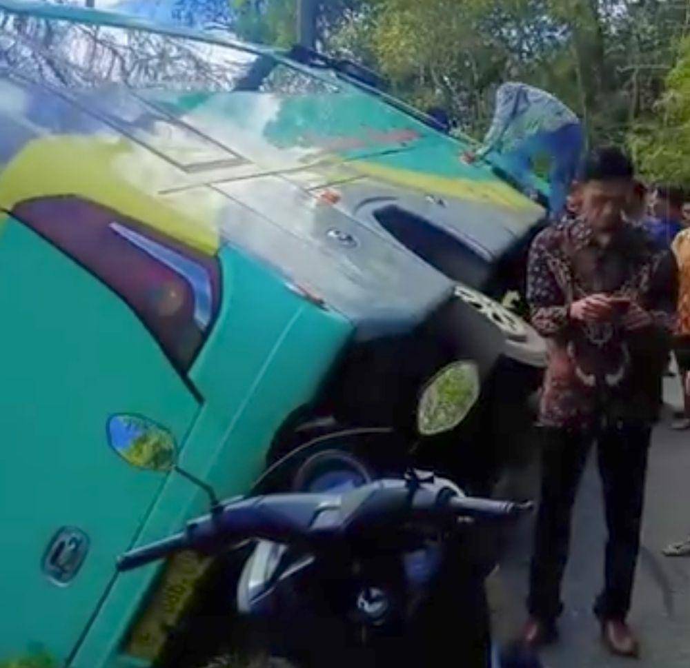 Bus rombongan pengantin terperosok di PALI. (Dok. Potongan video)