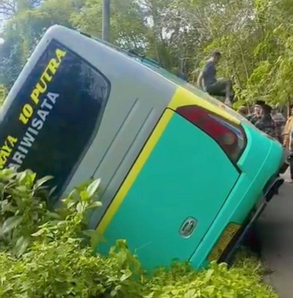 Bus rombongan pengantin terperosok di PALI. (Dok. Potongan video)