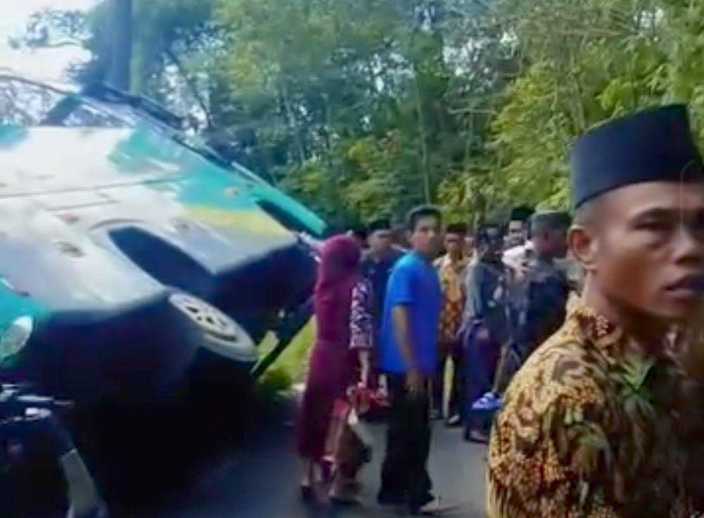 Bus rombongan pengantin terperosok di PALI. (Dok. Potongan video)