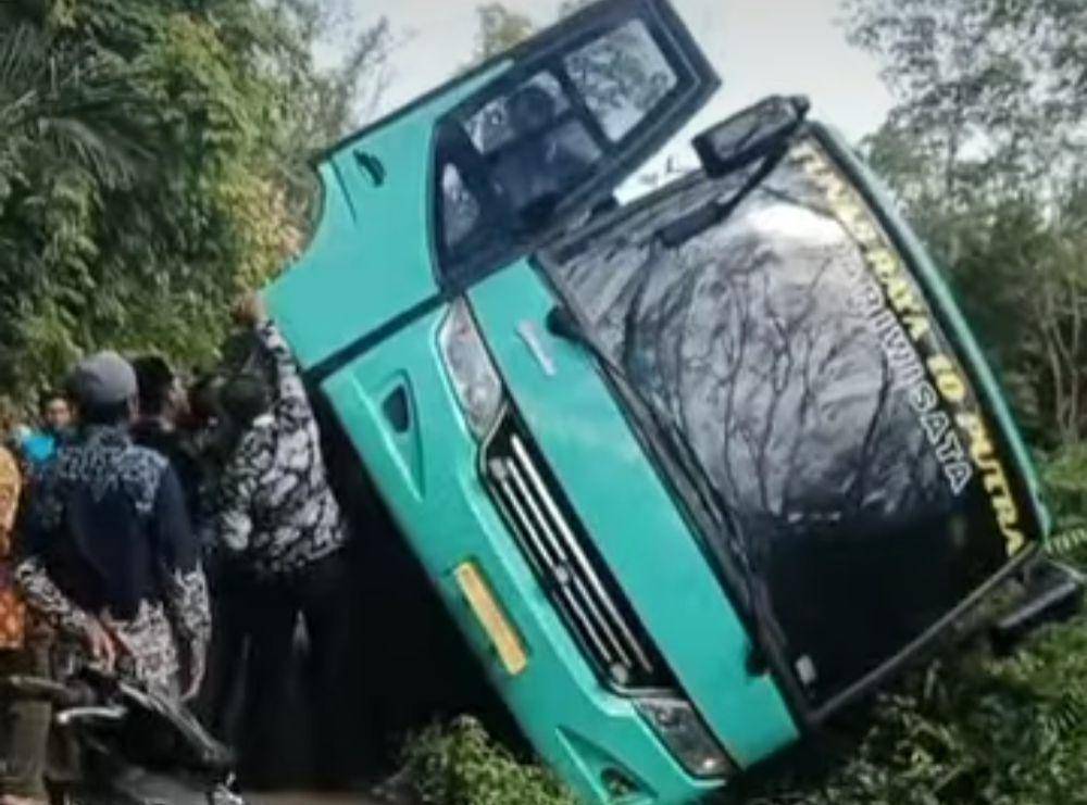 Bus rombongan pengantin terperosok di PALI. (Dok. Potongan video)