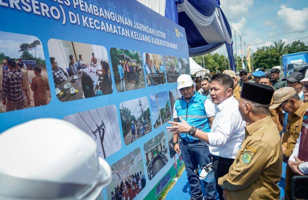 Gubernur Sumsel saat launching penyalaan listrik perdana PLN di Kecamatan Keluang. (Dok. Pemkab Muba)