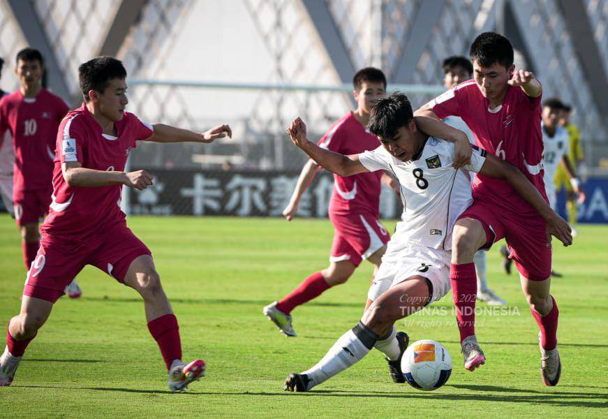 Timnas Indonesia U-17 saat berhadapan dengan Timnas Korea Utara U-17 di Piala Asia U-17 2025 di Qatar. (Dok. PSSI)