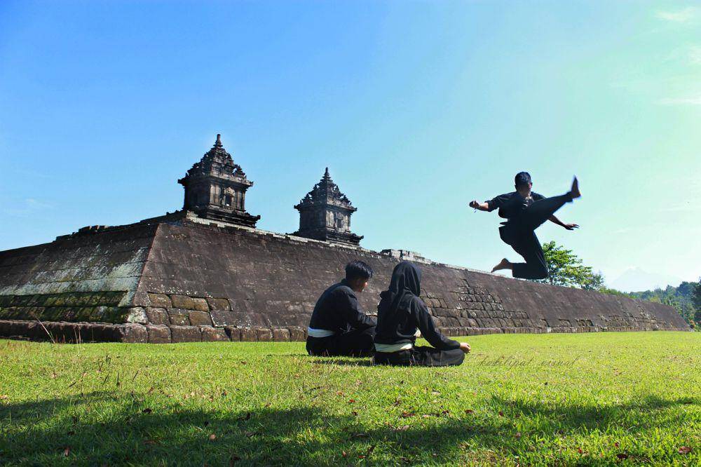 https://pixabay.com/id/photos/culture-traditional-silat-budaya-2479866/