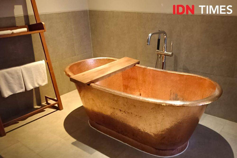 Bathtub tembaga di Tijili Seminyak Hotel (IDN Times/Ayu Afria)