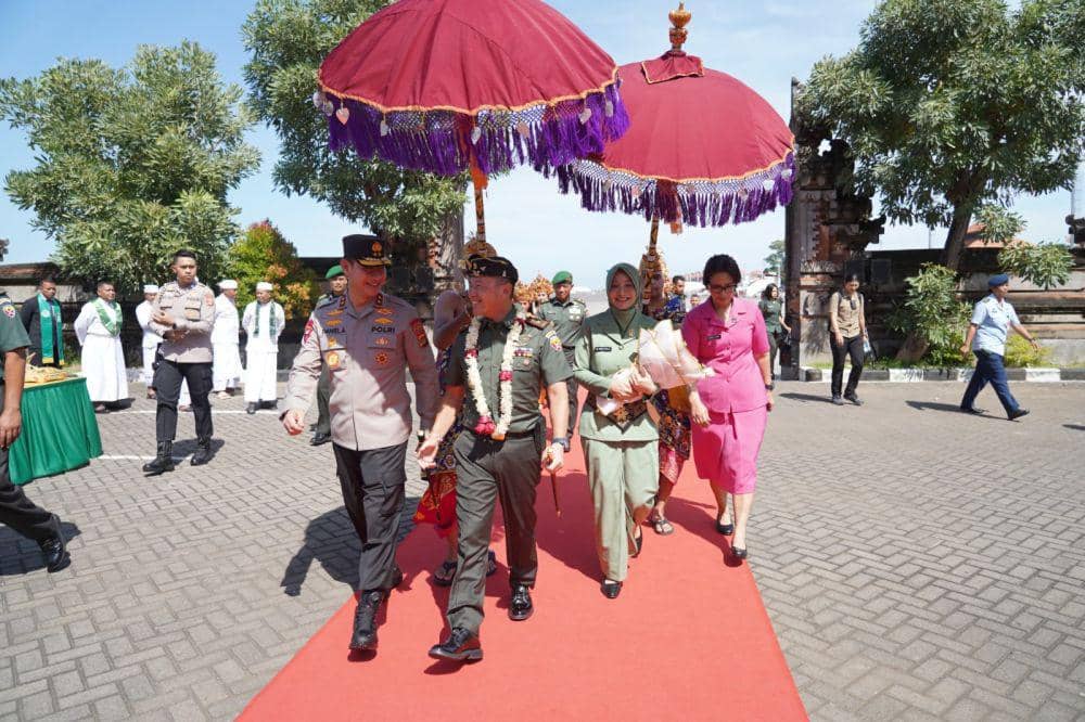 Tradisi Tepung Tawar Sambut Mayjen TNI Piek Budyakto di Bali