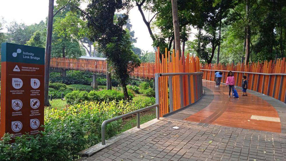 potret jembatan ikonik berwarna oranye di Tebet Eco Park (dok.pribadi/Gusti Nur Iwari)