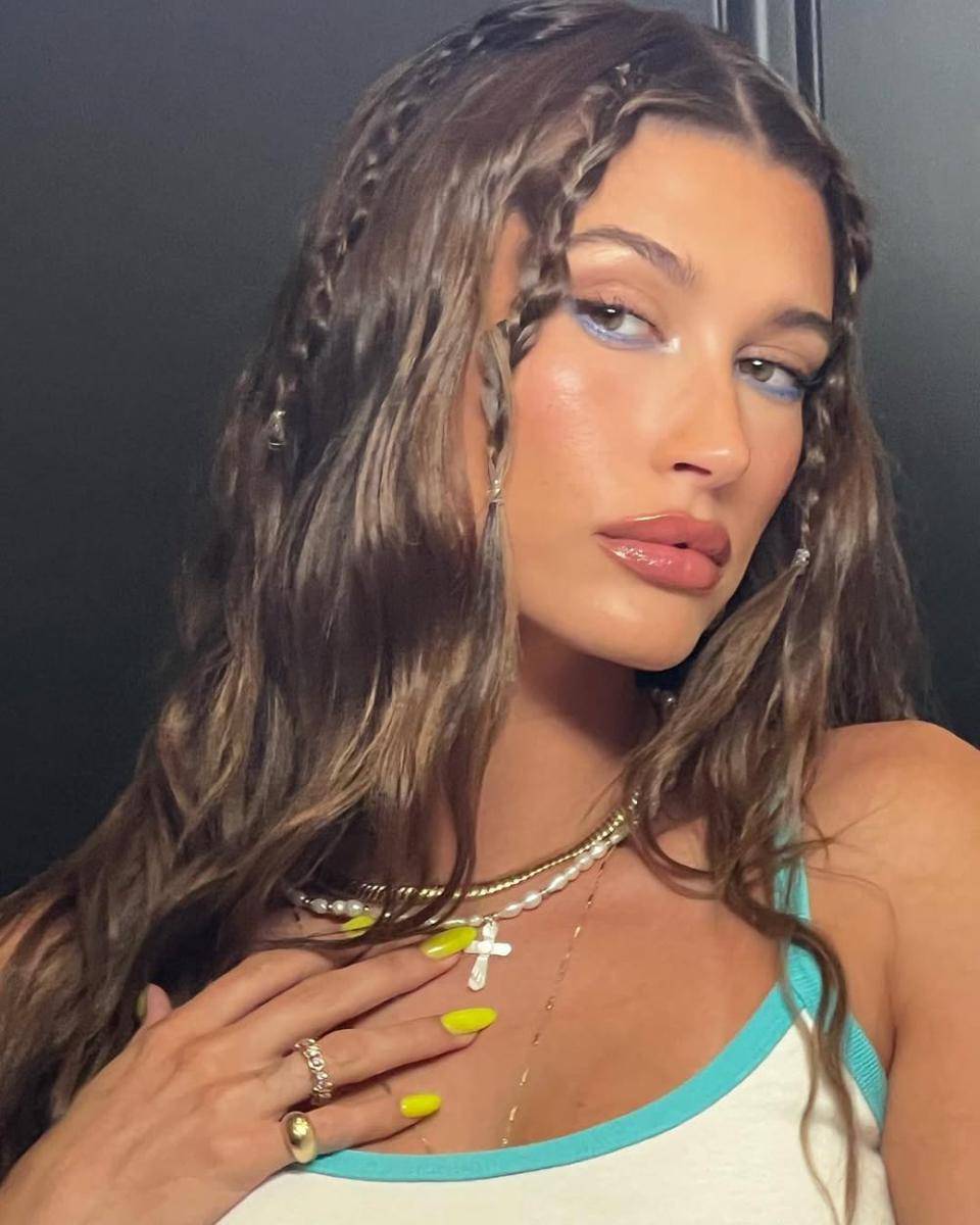 ide makeup look untuk nonton Coachella (instagram.com/haileybieber)
