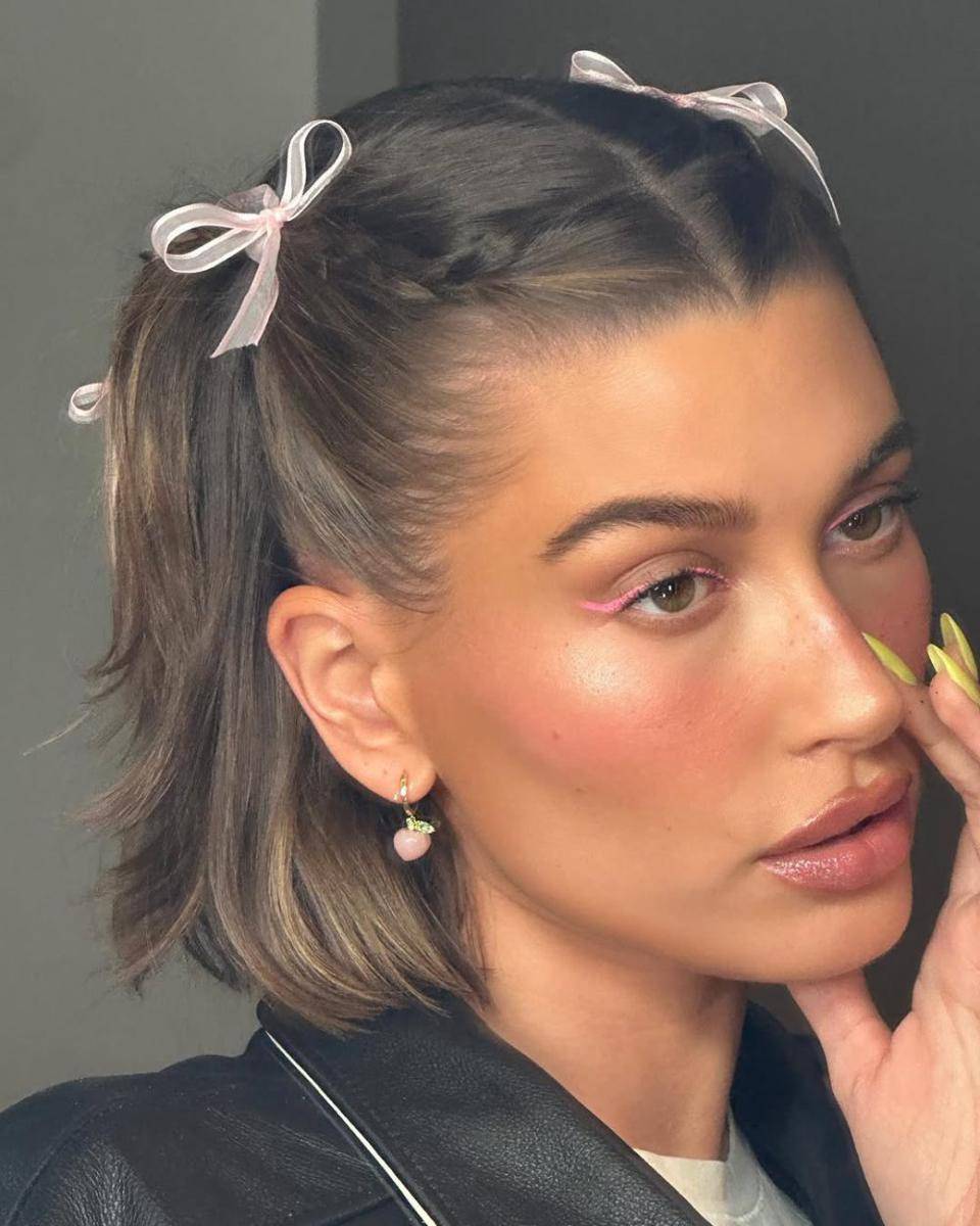 ide makeup look untuk nonton Coachella (instagram.com/haileybieber)