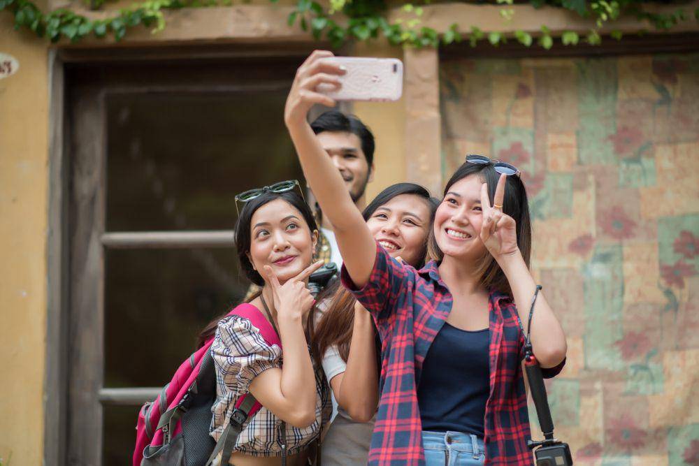 ilustrasi foto bersama teman (freepik.com/ jcomp)