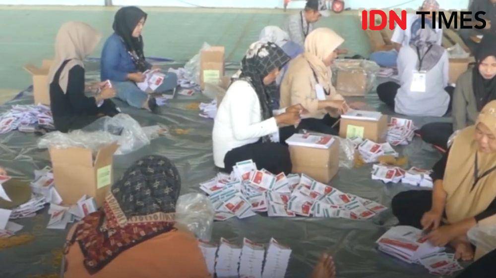 Sedikitnya 50 orang direkrut KPU untuk proses pelipatan surat suara PSU Pilkada Banjarbaru. foto-Hendra Lianor