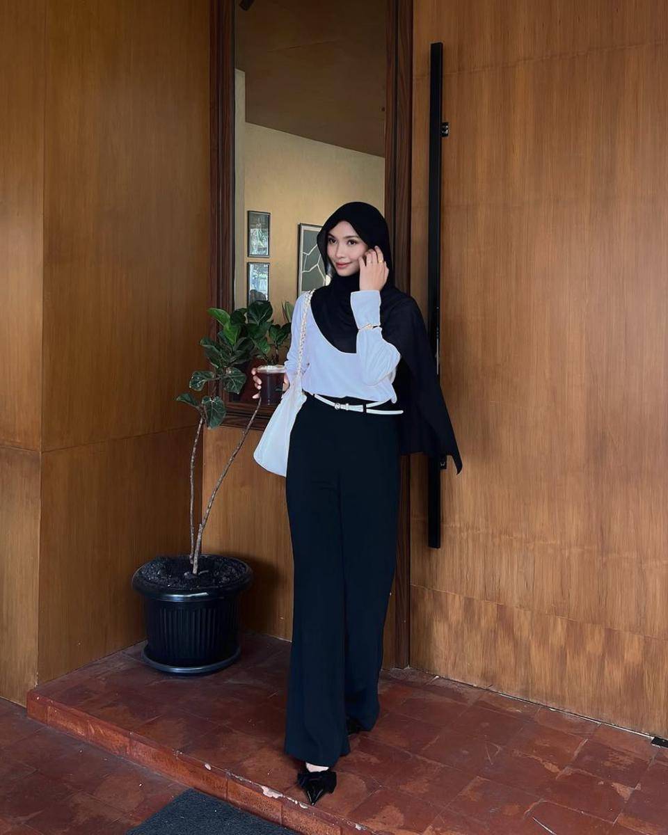 ide outfit monokrom ala Fita Wulansari (instagram.com/fitawww)