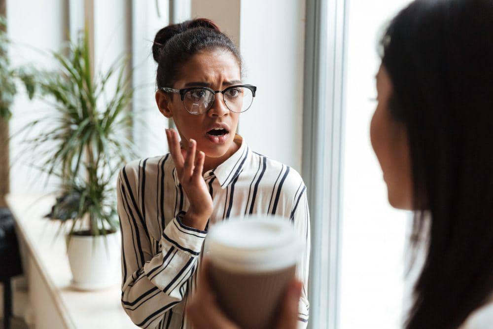 5 Tanda Hubungan Work Bestie Kamu Mulai Menjadi Toxic