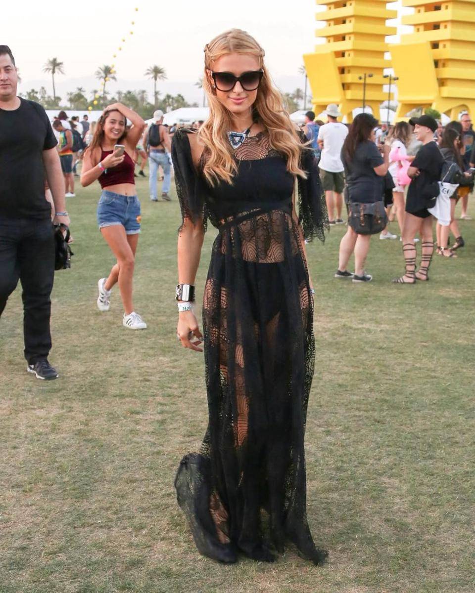 inspirasi outfit stunning buat nonton Coachella ala artis Hollywood (instagram.com/parishilton)