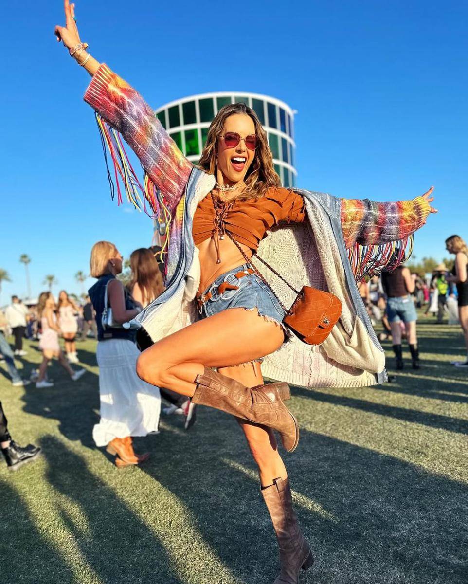 inspirasi outfit stunning buat nonton Coachella ala artis Hollywood (instagram.com/alessandraambrosio)