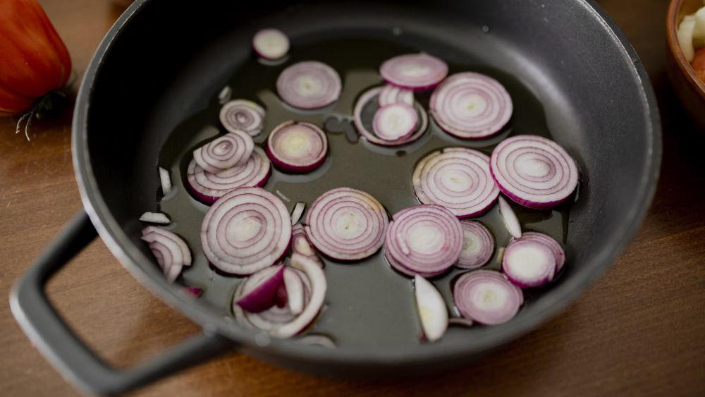 Apakah Menumis Bawang Harus Pakai Minyak Panas?