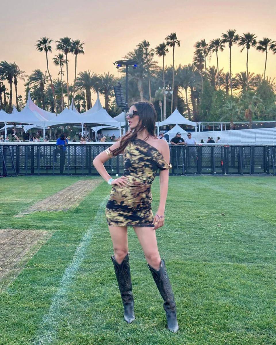 inspirasi outfit stunning buat nonton Coachella ala artis Hollywood (instagram.com/victoriajustice)