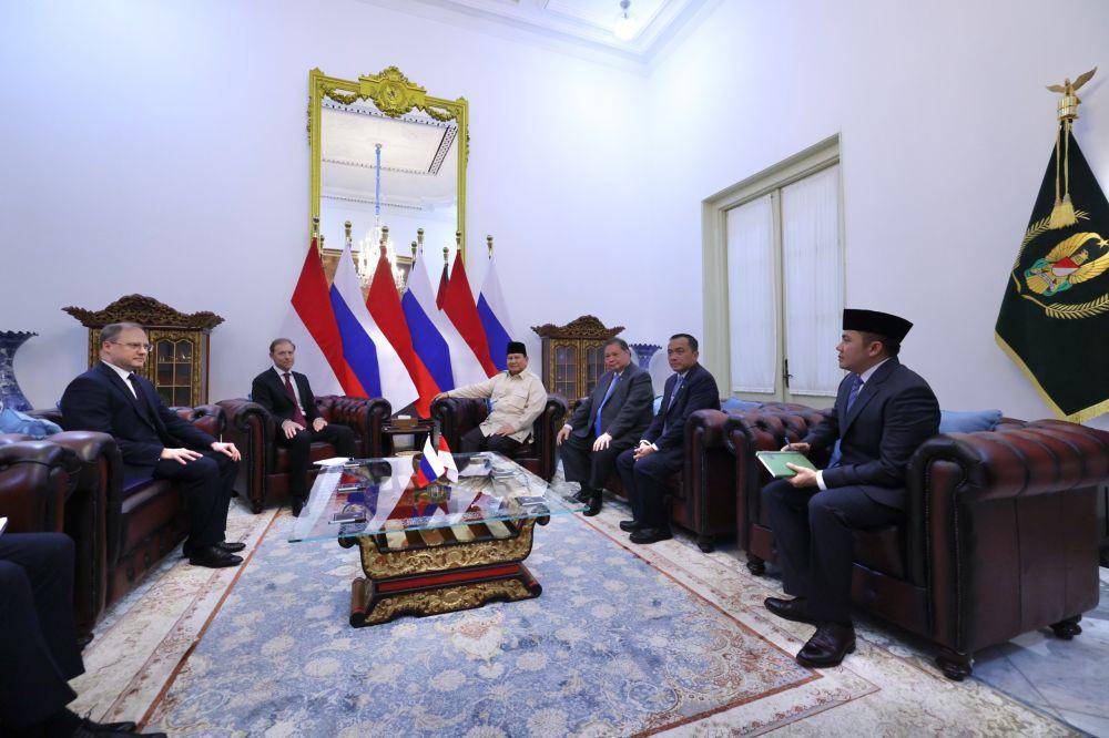 Presiden RI Prabowo Subianto menerima kunjungan Wakil Perdana Menteri Pertama Federasi Rusia Denis Manturov di Istana Merdeka, Jakarta, Selasa (15/4). (dok. Tim Komunikasi Prabowo)