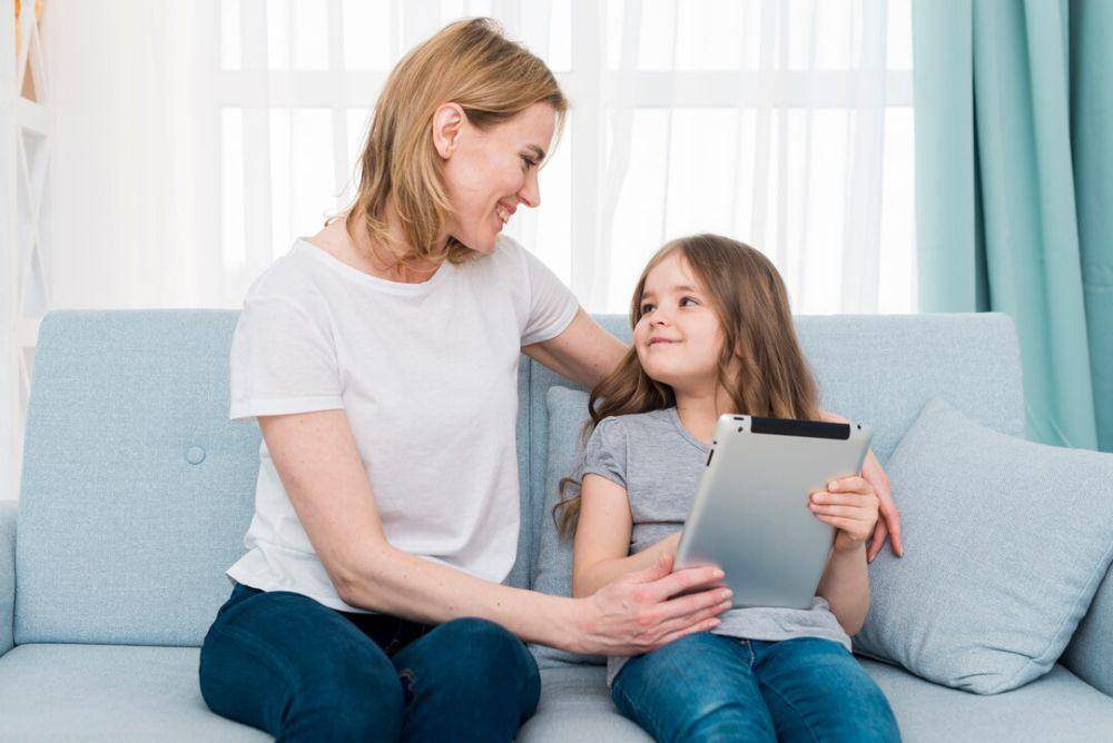 potret ibu dan anak (freepik.com/freepik)