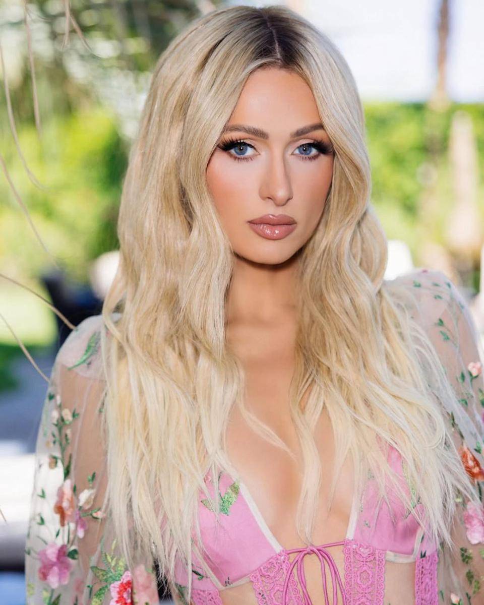 ide makeup look untuk nonton Coachella (instagram.com/parishilton)
