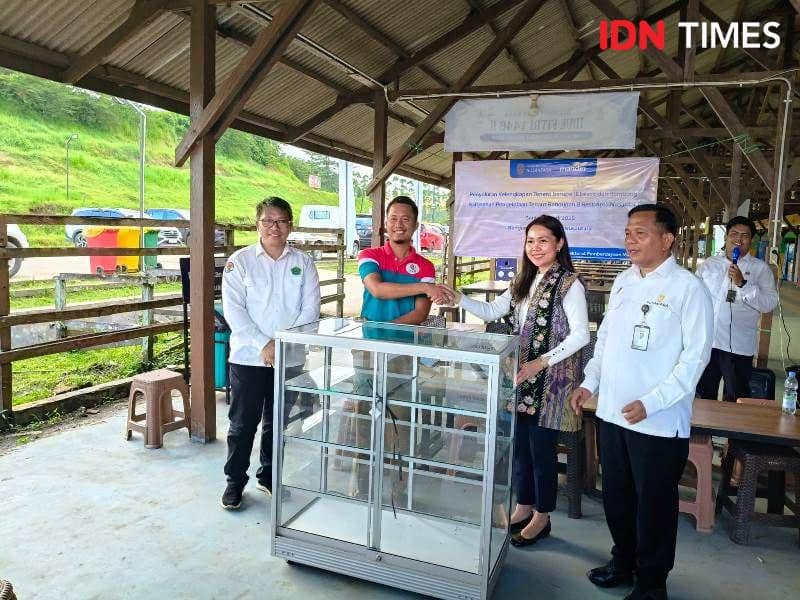 Kacab Bank Mandiri Sepaku Renny Oktavianie didampingi Direktur Conrita Ermanto menyerahkan bantuan estalase ke perwakilan UMKM bangunan B rest area (IDN Times/Ervan)