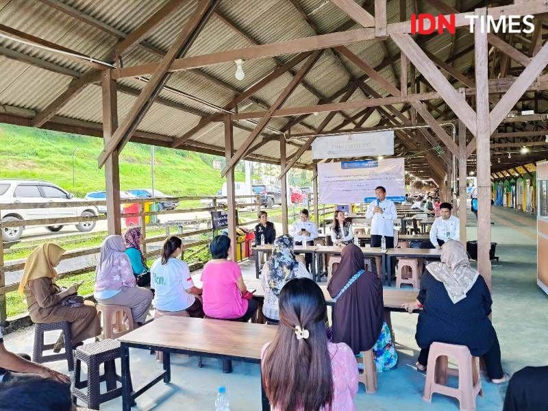Direktur Conrita Ermanto berikan arahan kepada para pelaku UMKM bangunan B rest area IKN (IDN Times/Ervan)