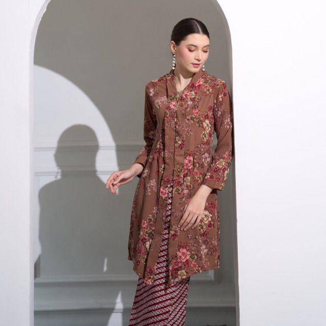 model kebaya kartini panjang (shopee.co.id/ribzicon)
