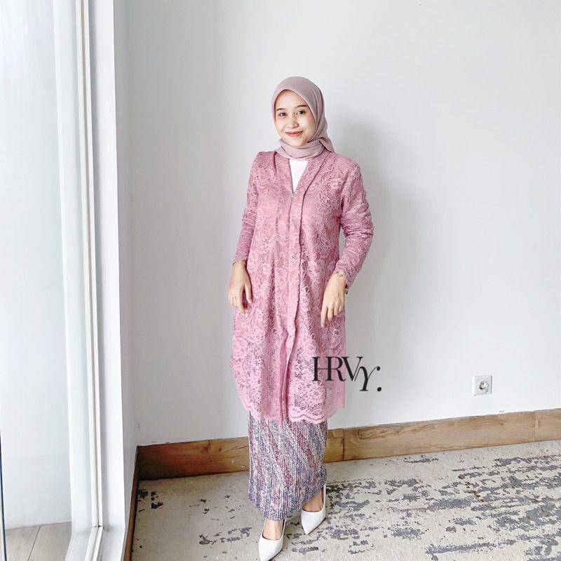 model kebaya kartini panjang (shopee.co.id/WEARHRVY)