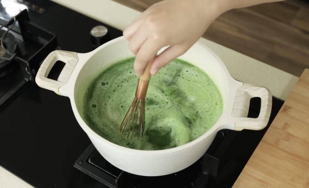 ilustrasi merebus daun bayam