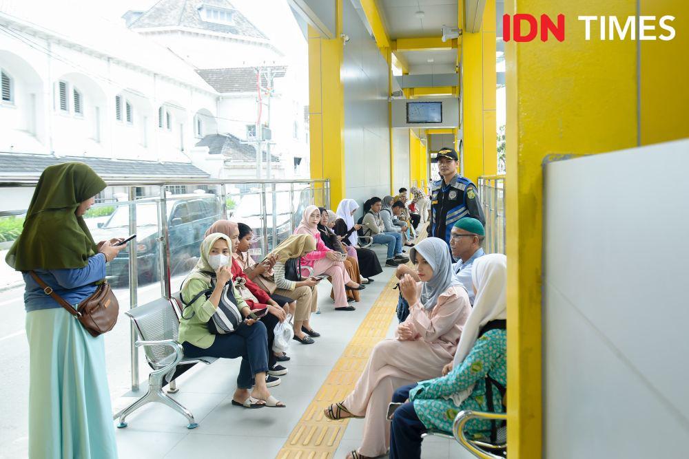 Fasilitas baru Bus Rapid Transit (BRT) untuk warga Medan duduk nyaman menunggu bus listrik (dok.Rassya Priyandira)