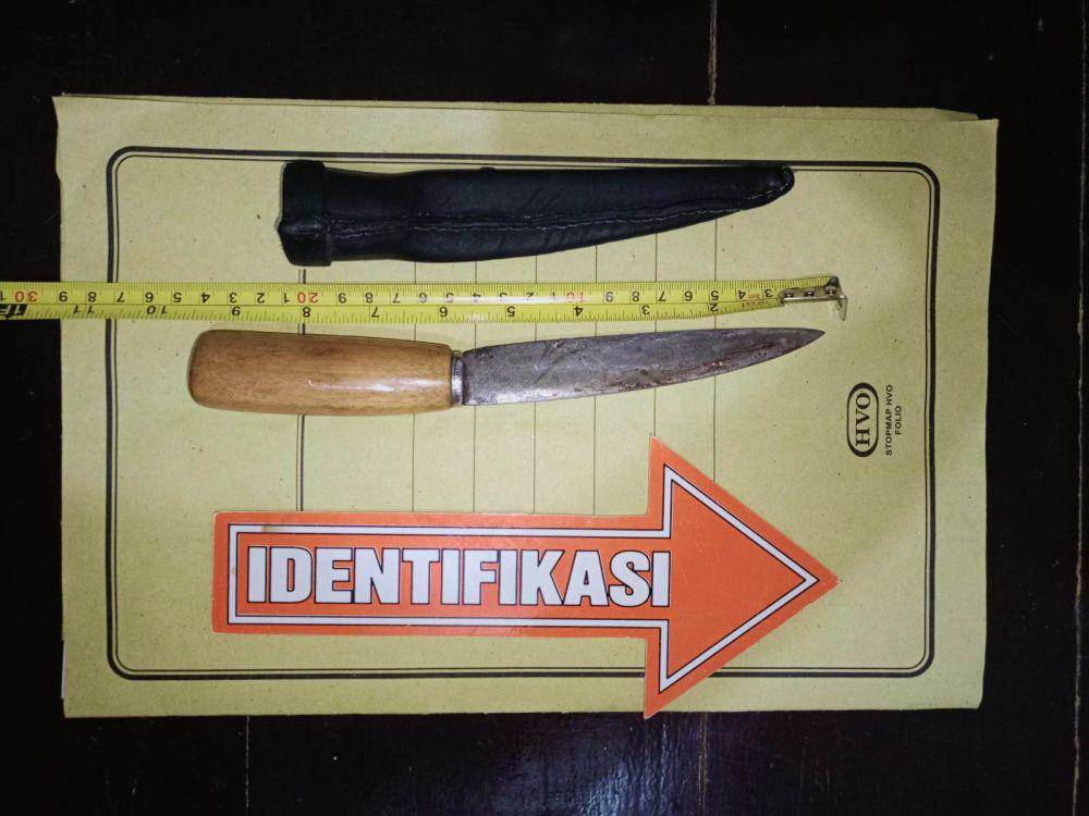 Penampakan barang bukti pisau digunakan pelaku S saat menikam dan membunuh korban M. (DOK. Polres Lampung Timur).